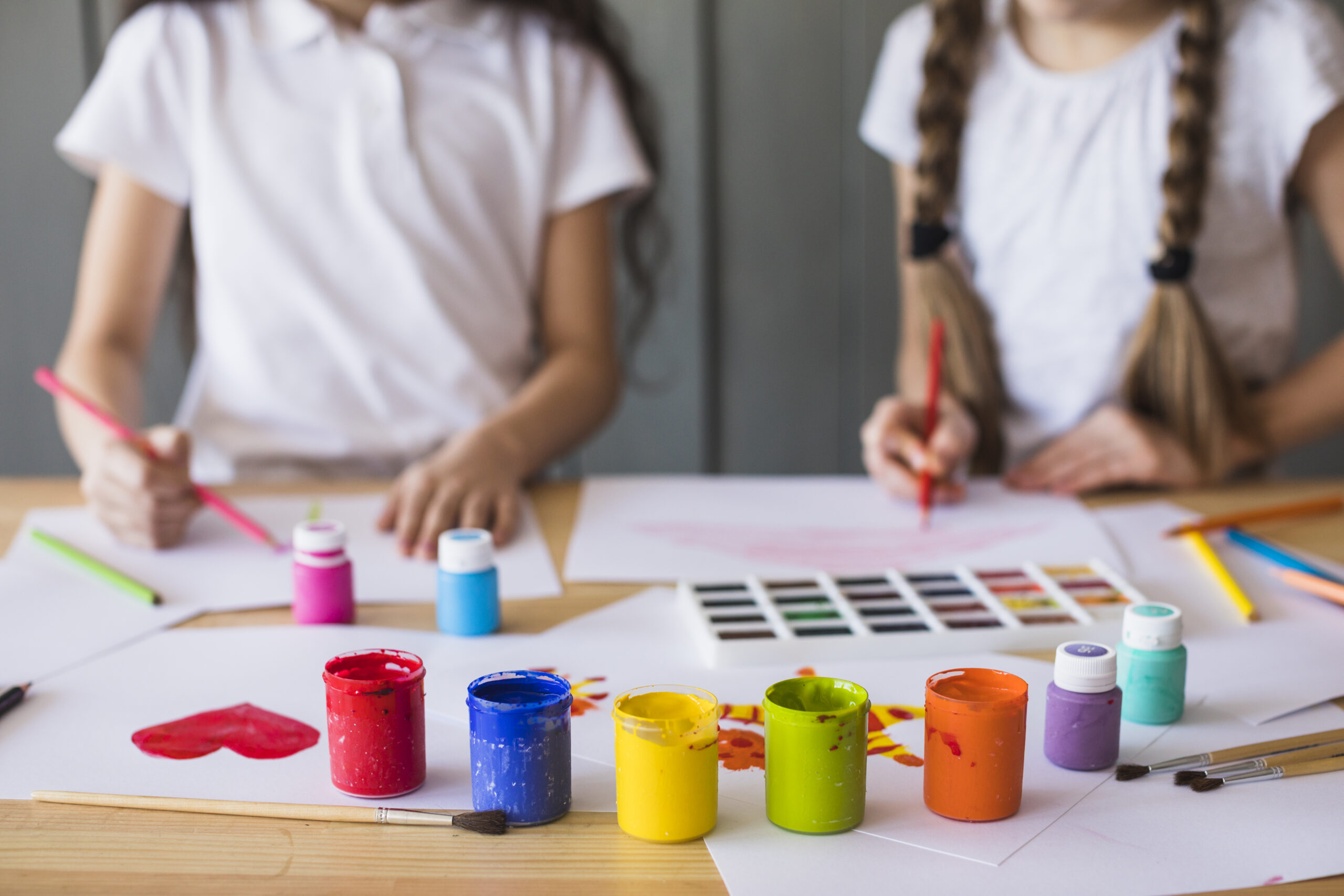 Des enfants réalisent une activité de peinture