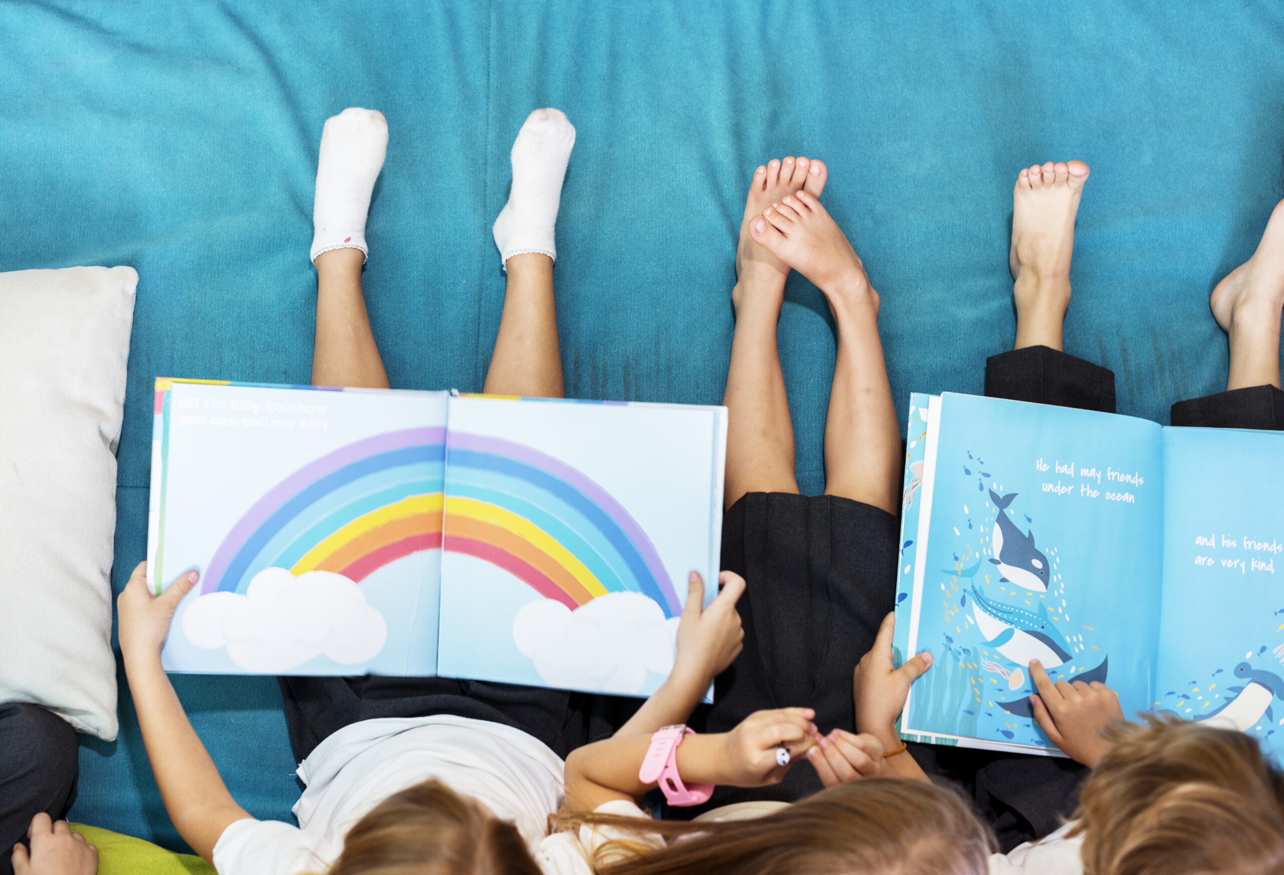 Des enfants découvrent des livres illustrés