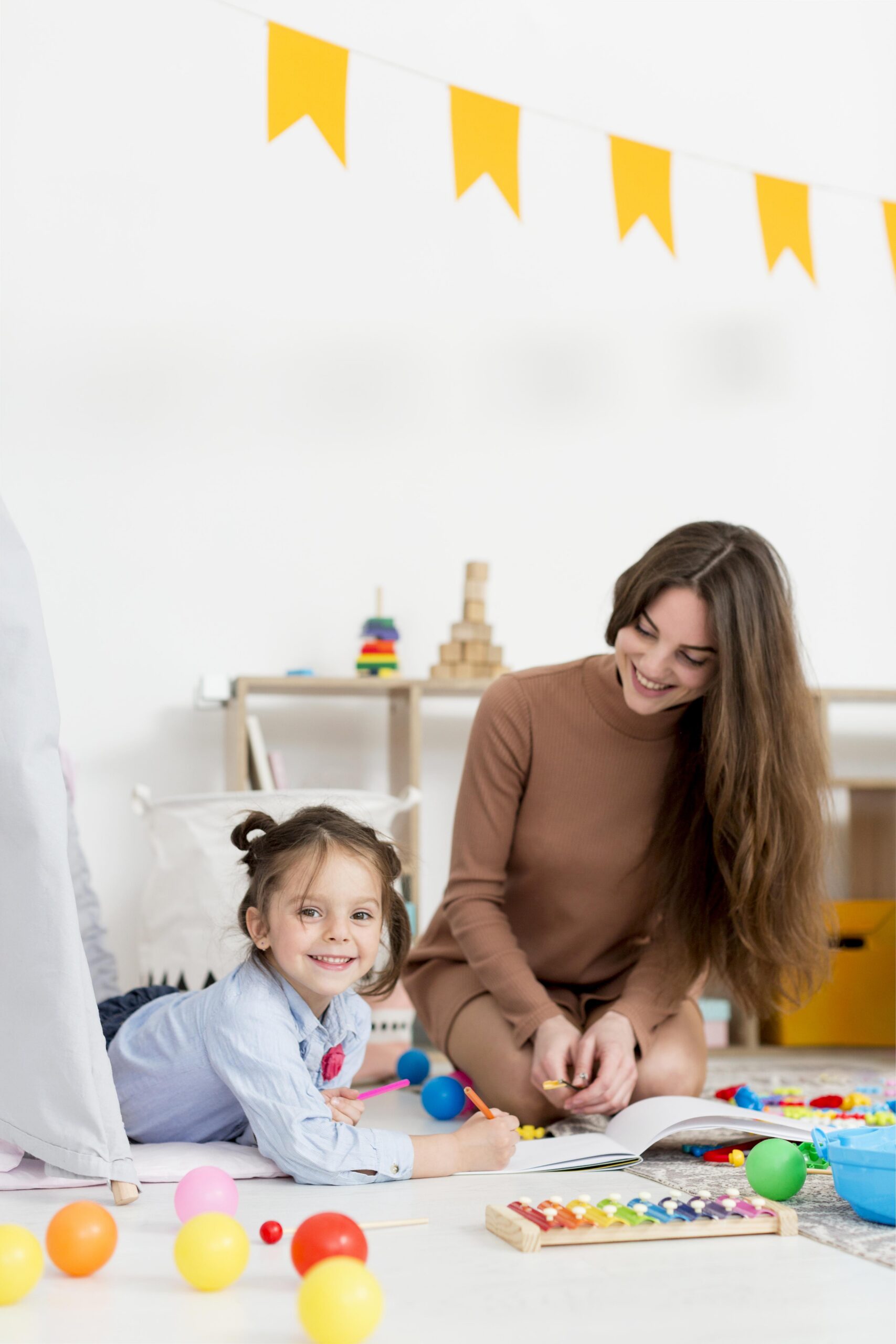 Une adulte partage un moment de jeu avec une enfant à domicile